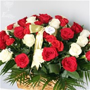 Корзина из красных и белых роз A018